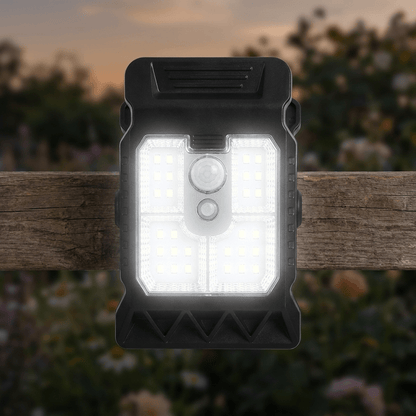 Nomedo Solar Bewegingssensor-lamp gemonteerd, brandend