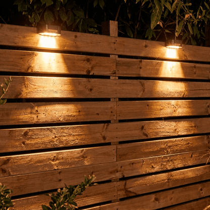 Nomedo Solar Wandlamp, op een schutting