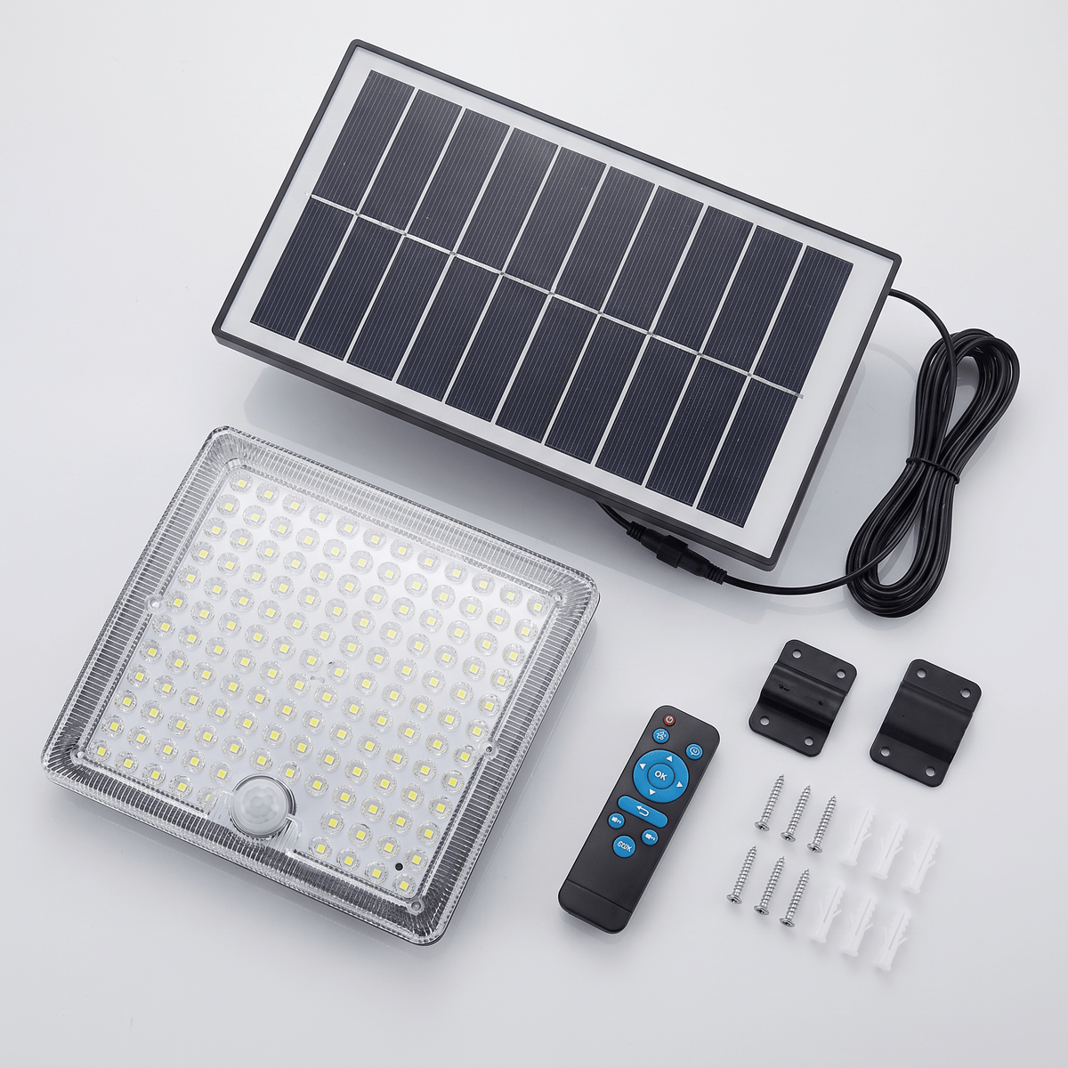 Inhoud van de doos: lamp, paneel, kabel, afstandsbediening en montagemateriaal