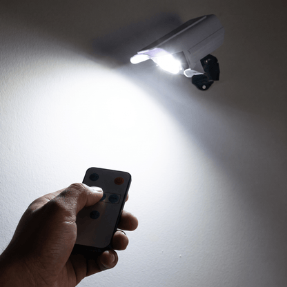 Nomedo Solar Camera-Lamp, schaalbeeld met hand en afstandsbediening