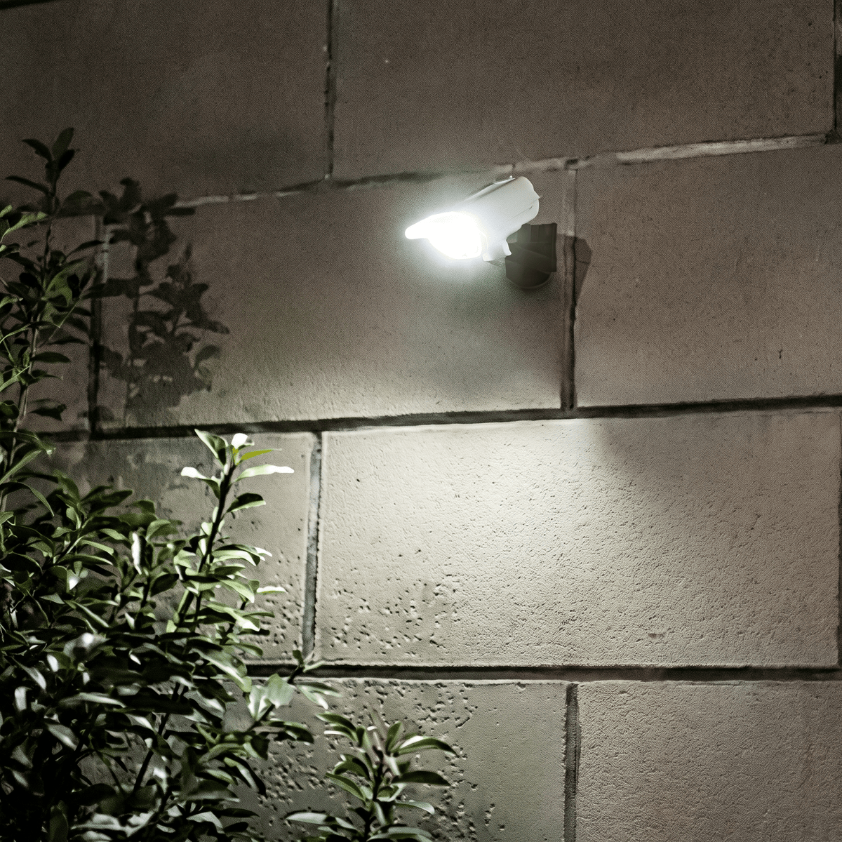 Nomedo Solar Camera-Lamp gemonteerd bij avond