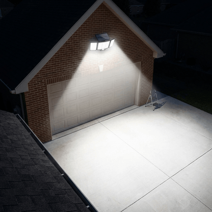 Beeld 5/6 - Nachtscene: breed lichtbereik over oprit